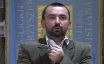 Piotr Sutowicz: Dwa fundamentalizmy – Walczące ze swymi społeczeństwami lewicowe elity europejskie z chęcią sięgnęły po zdesperowane masy maszerujące z południa na północ, by za ich pomocą przyśpieszyć śmierć cywilizacji Piotr Sutowicz.jpg